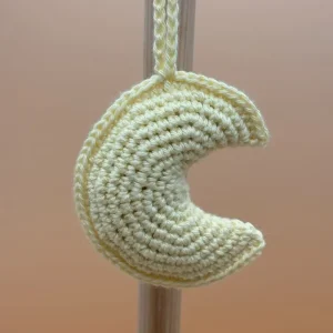lune jaune pâle au crochet